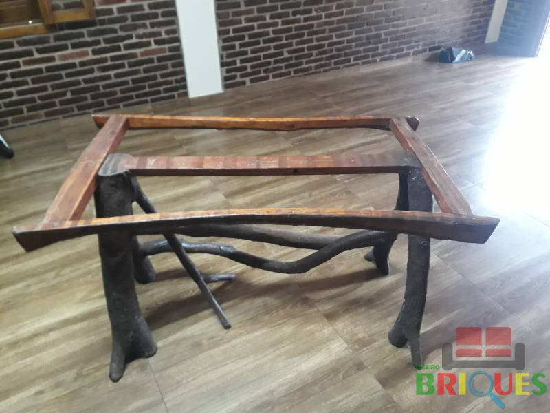 Mesa rústica em Crissiumal
